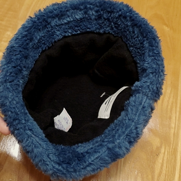NWOT Geneviève Dostaler blue teddy bucket hat. Black polar inside. Handmade. - Picture 2 of 5